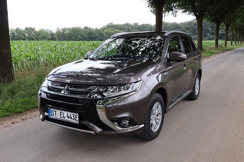 Braun Gebraucht 2016 Mitsubishi Outlander P-HEV SUV | 17.300 € (Guter Preis) - Bild 1/4