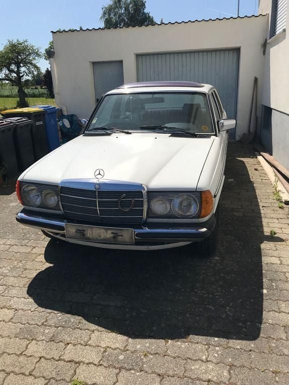Gebraucht Mercedes E230 136 PS (100 kW) 1982 Weiß Limousine