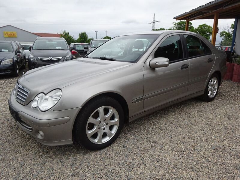 Grau Gebraucht 2004 Mercedes C200 Classic Limousine | 2.200 € (Etwas zu teuer) - Bild 1/4