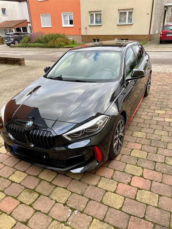 Schwarz Gebraucht 2022 BMW 128 Limousine | 29.300 € (Superpreis) - Bild 1/4