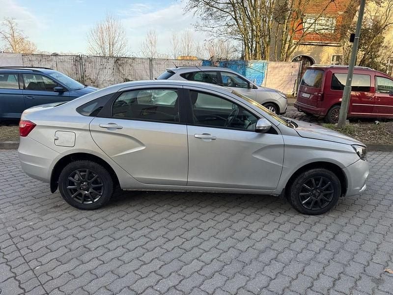 Gebraucht Lada Vesta 102 PS (75 kW) 2018 Silber Limousine