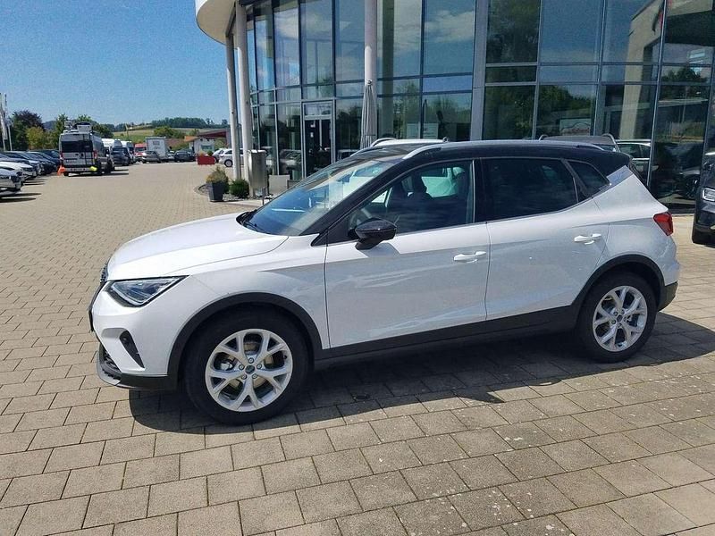 Neu Seat Arona FR 116 PS (85 kW) 2025 Nevadaweiss dach schwarz SUV