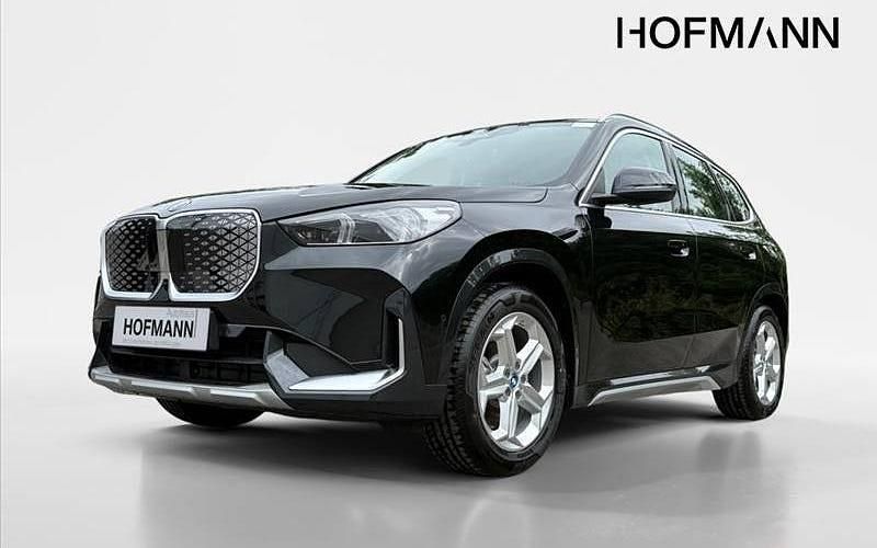 Schwarz Neu 2025 BMW iX1 Luxury Line SUV | 52.420 € (Guter Preis) - Bild 1/4