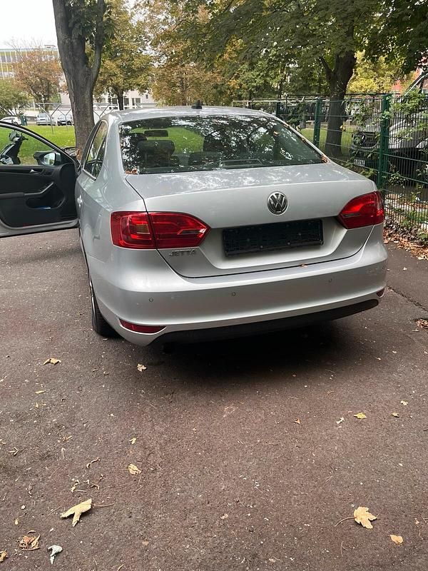 Silber Gebraucht 2011 VW Jetta Limousine | 3.900 € (Superpreis) - Bild 1/4