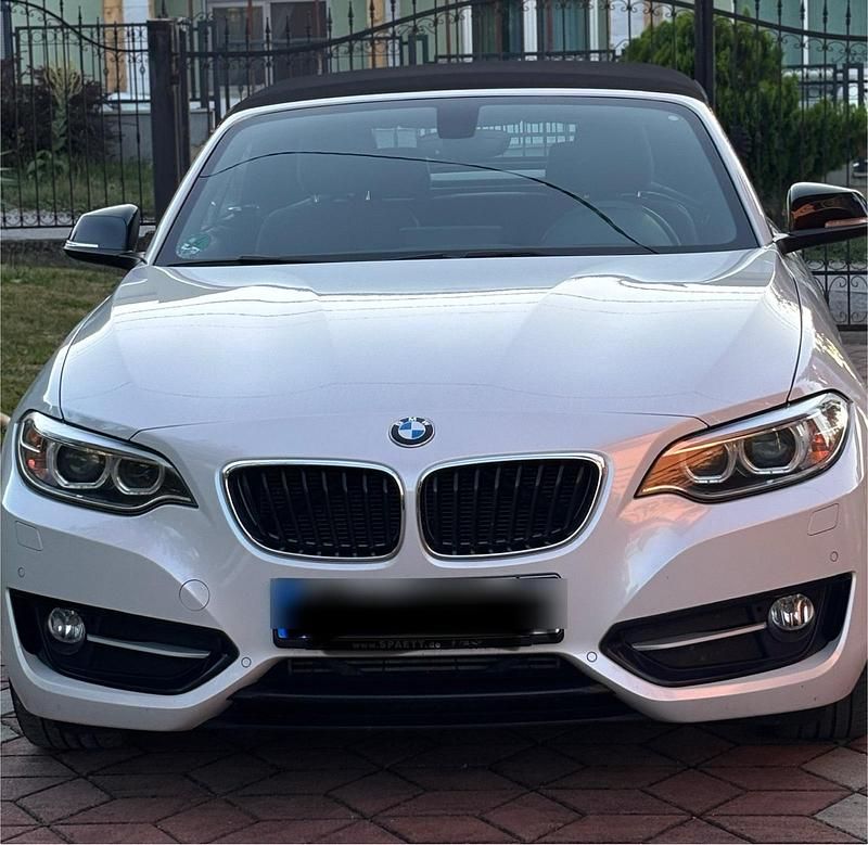 Weiß Gebraucht 2015 BMW 220 Sport Line Cabrio | 19.500 € - Bild 1/4