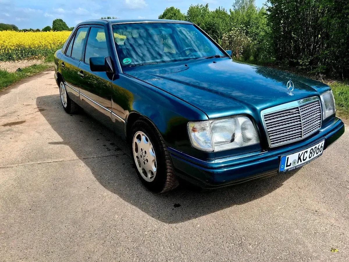 Gebraucht Mercedes E220 150 PS (110 kW) 1995 Grün Limousine