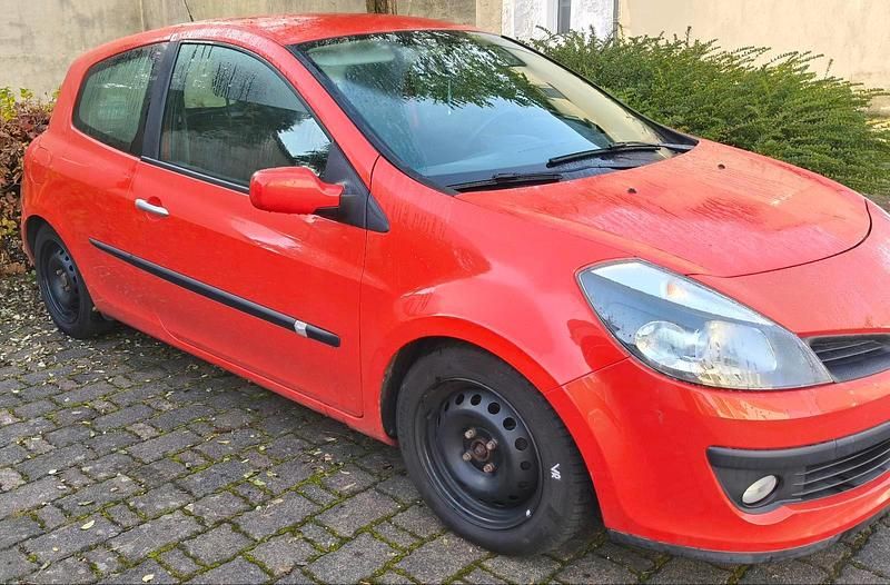Rot Gebraucht 2006 Renault Clio III Kleinwagen | 3.200 € (Etwas zu teuer) - Bild 1/4