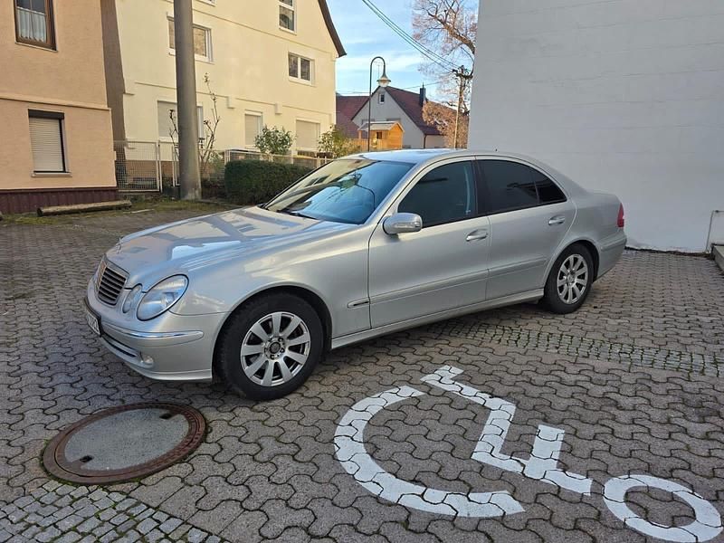 Silber Gebraucht 2004 Mercedes E320 Avantgarde Limousine | 3.550 € (Superpreis) - Bild 1/4
