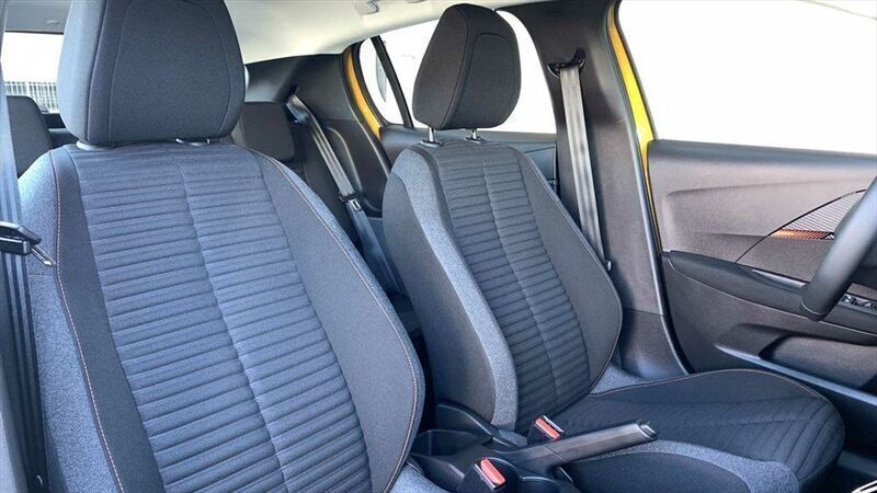 Gebraucht Peugeot 208 Active 101 PS (74 kW) 2023 Gelb / farogelb / metallic Kleinwagen