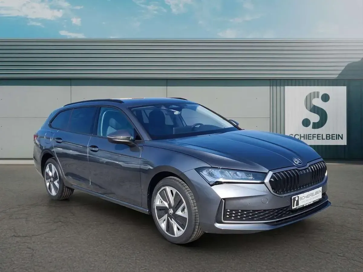Neu Skoda Superb Selection 150 PS (110 kW) 2025 Graphitegrau metallic Kombi