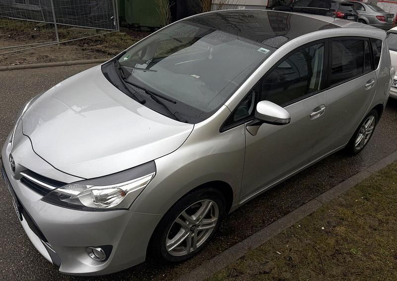 Gebraucht Toyota Verso 111 PS (81 kW) 2014 Silber Van / Kleinbus