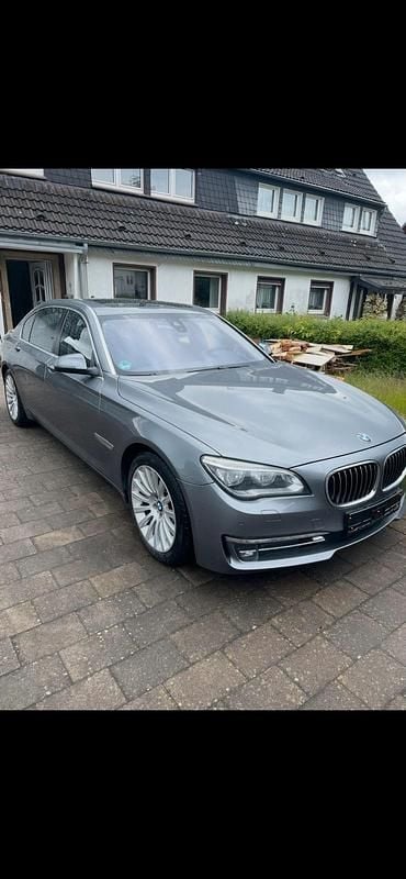 Grau Gebraucht 2013 BMW 730L Limousine | 14.950 € (Guter Preis) - Bild 1/4