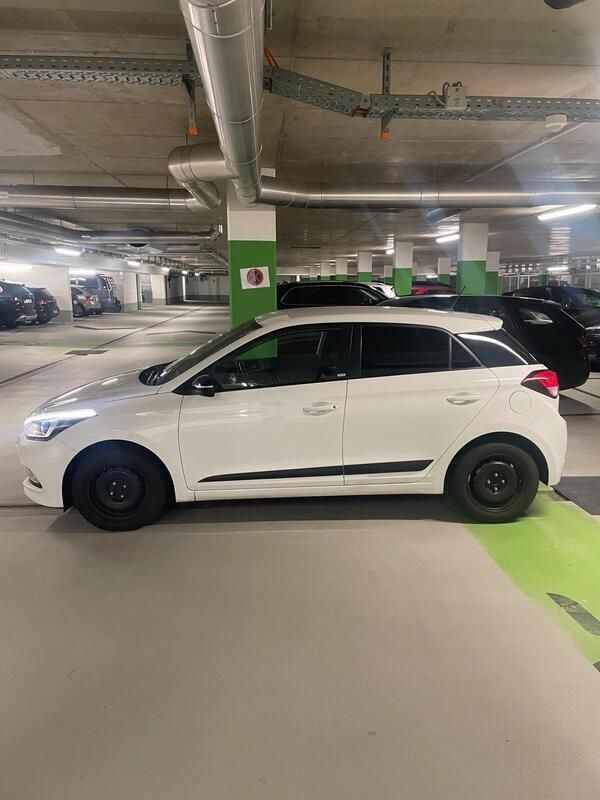 Weiß Gebraucht 2018 Hyundai i20 Kleinwagen | 9.398 € (Fairer Preis) - Bild 1/4