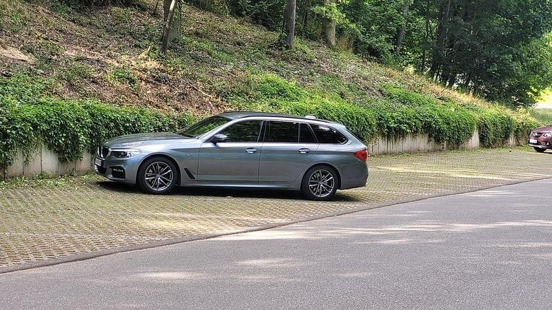 Grau Gebraucht 2018 BMW 520 M Sport Kombi | 19.500 € (Fairer Preis) - Bild 1/4
