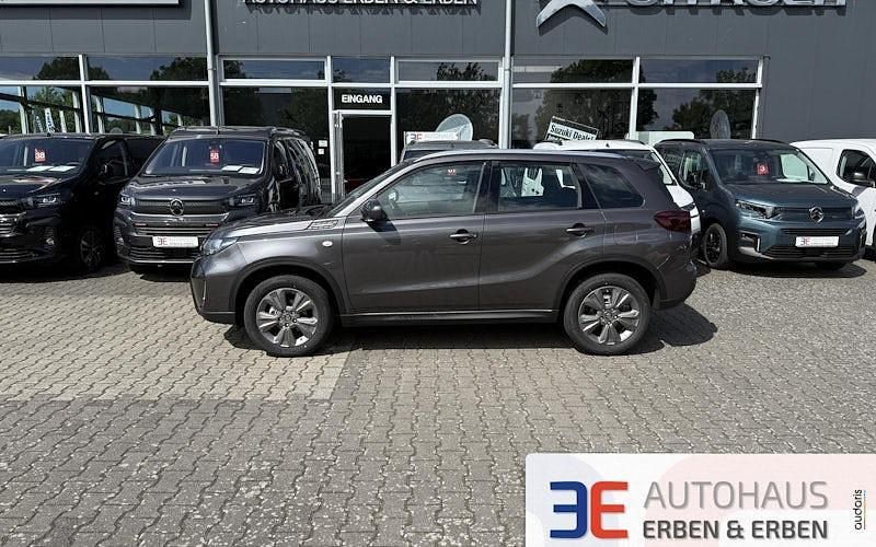 Grau Neu 2025 Suzuki Vitara Club SUV | 22.990 € (Superpreis) - Bild 1/4