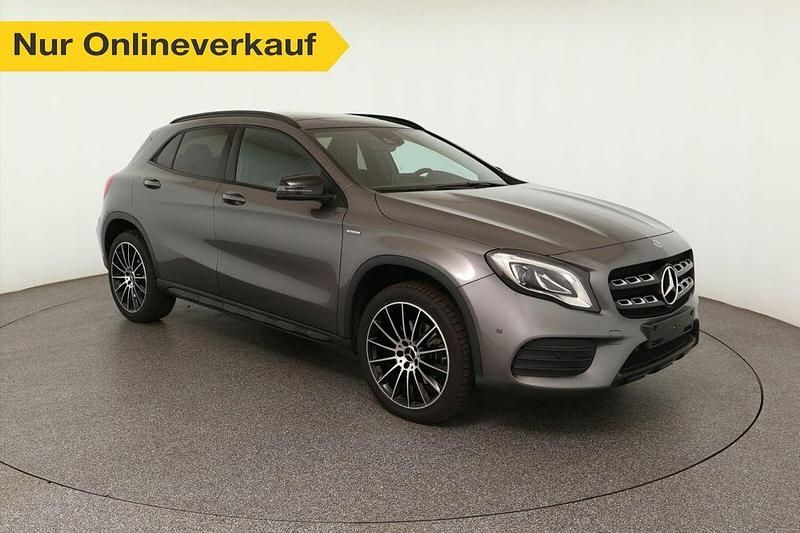 Grau Gebraucht 2017 Mercedes GLA250 AMG line SUV | 24.960 € (Fairer Preis) - Bild 1/3