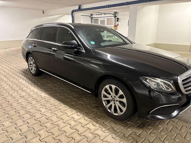 Schwarz Gebraucht 2018 Mercedes E250 Limousine | 23.900 € (Fairer Preis) - Bild 1/4