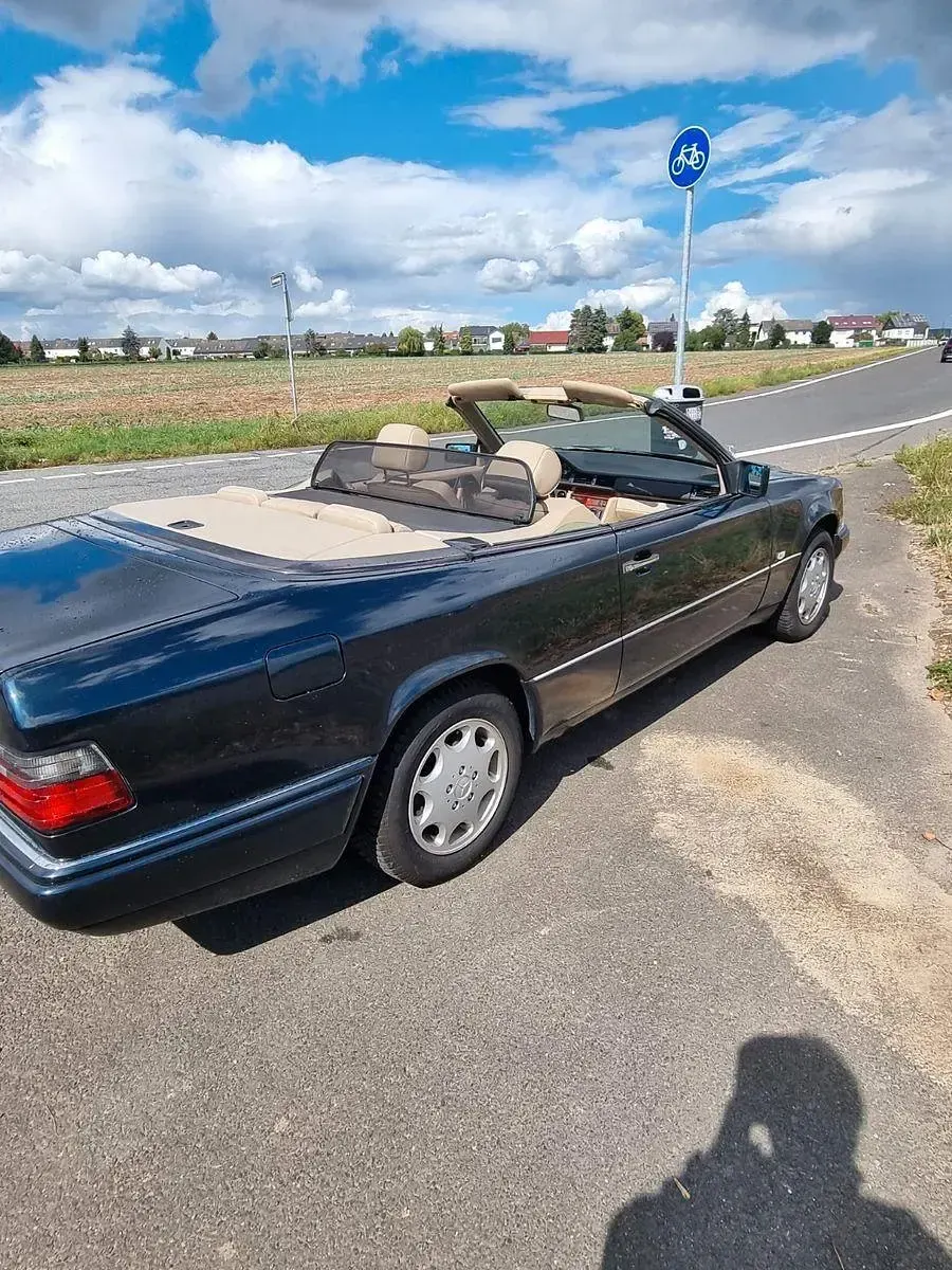 Gebraucht Mercedes E200 136 PS (100 kW) 1996 Blau Cabrio