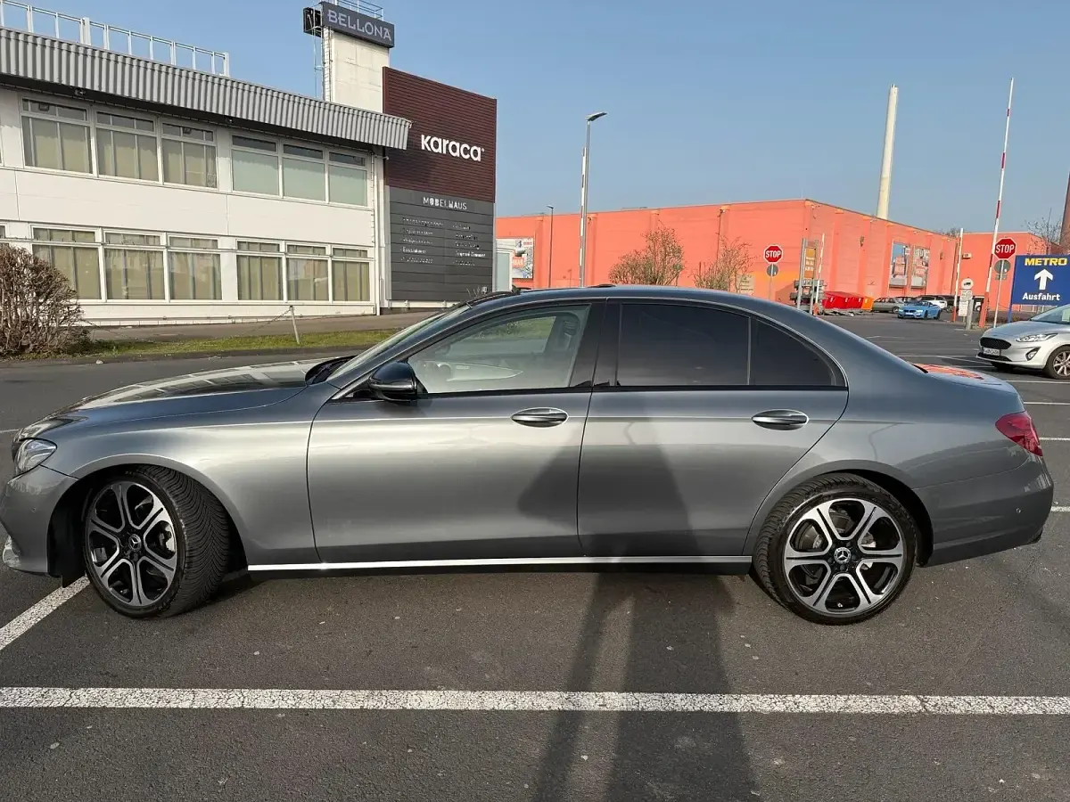 Gebraucht Mercedes E220 Night 194 PS (142 kW) 2018 Grau Limousine