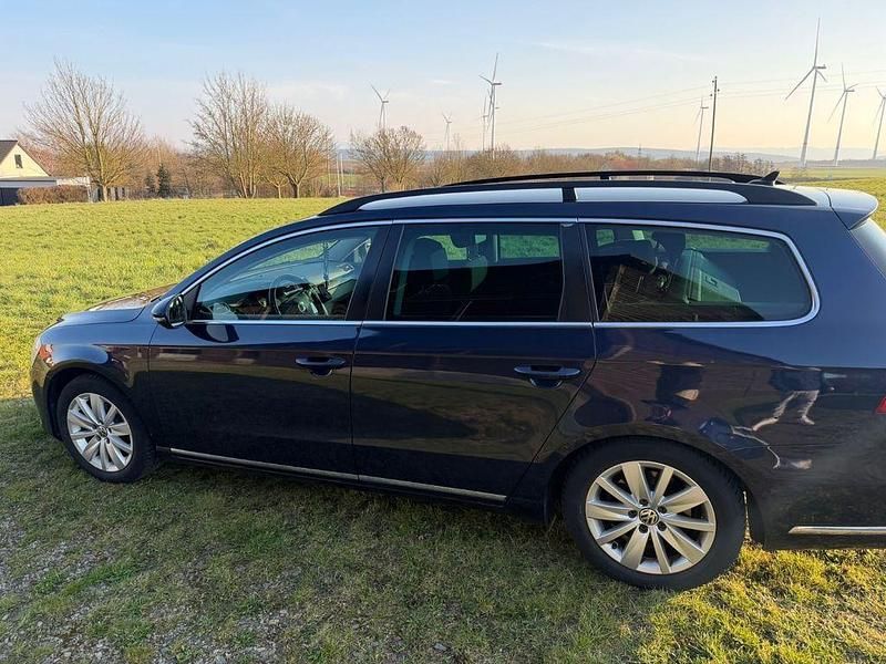 Gebraucht VW Passat Comfortline 140 PS (102 kW) 2012 Blau Limousine