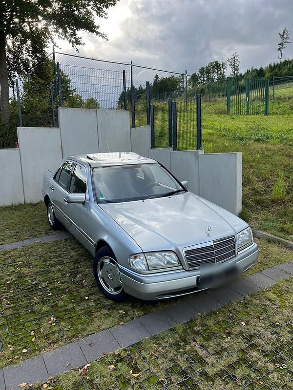 Silber Gebraucht 1997 Mercedes C180 Limousine | 4.200 € (Etwas zu teuer) - Bild 1/4