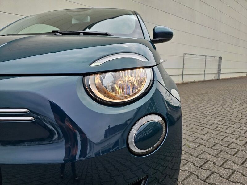 Gebraucht Fiat 500e Action 69 kW (95 PS) 2022 Colore esterno (ozean grün) Kleinwagen