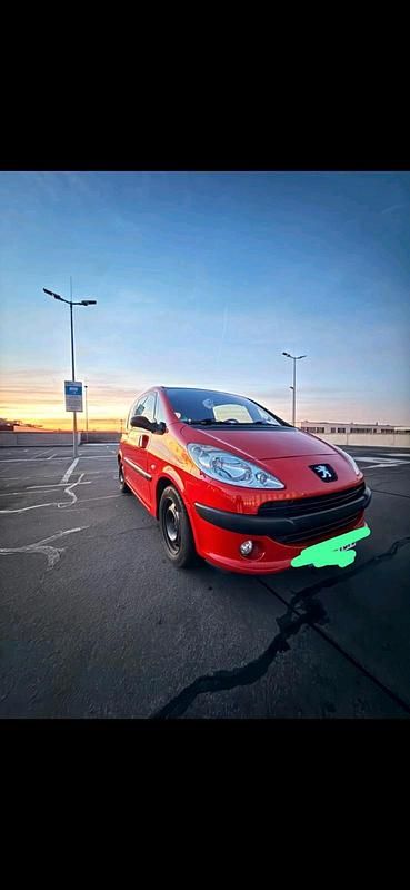 Rot Gebraucht 2006 Peugeot 1007 Van / Kleinbus | 2.700 € (Teuer) - Bild 1/4