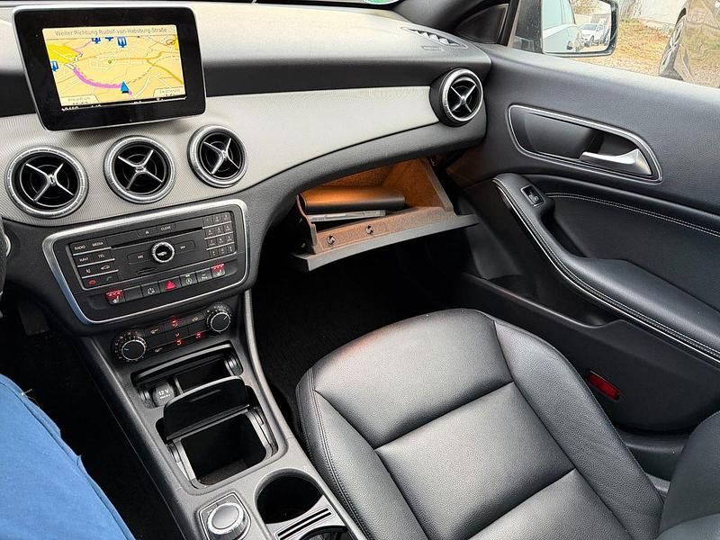 Gebraucht Mercedes CLA200 Urban 156 PS (114 kW) 2014 Schwarz Limousine