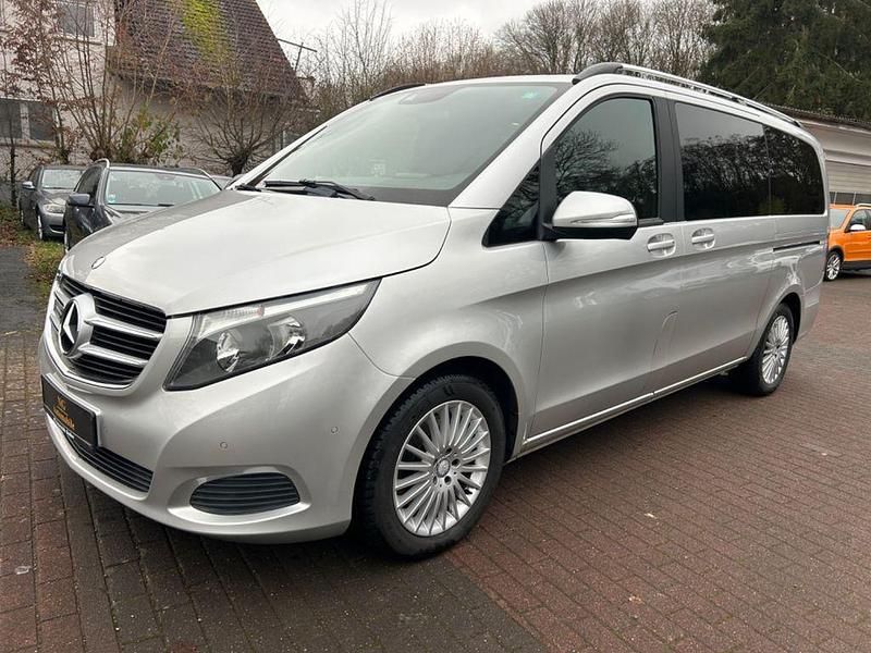 Silber Gebraucht 2016 Mercedes V220 Edition Van / Kleinbus | 26.900 € (Guter Preis) - Bild 1/4