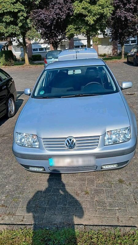 Grau Gebraucht 2000 VW Bora Limousine | 1.990 € (Fairer Preis) - Bild 1/4