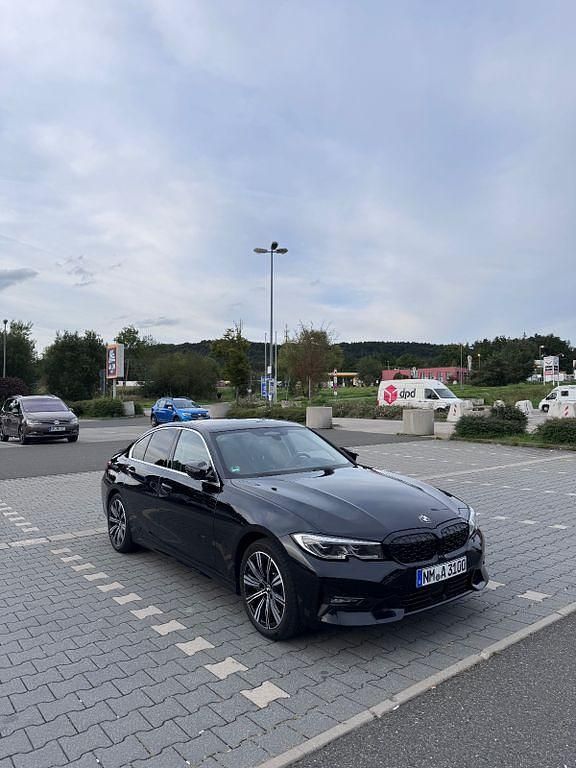 Schwarz Gebraucht 2019 BMW 330 Sport Line Limousine | 34.700 € (Teuer) - Bild 1/4