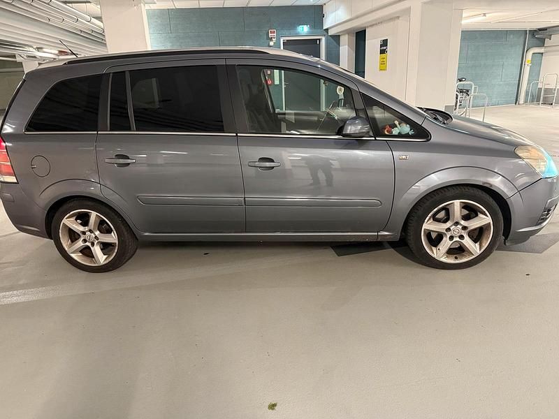 Grau Gebraucht 2006 Opel Zafira Van / Kleinbus | 2.100 € (Fairer Preis) - Bild 1/4