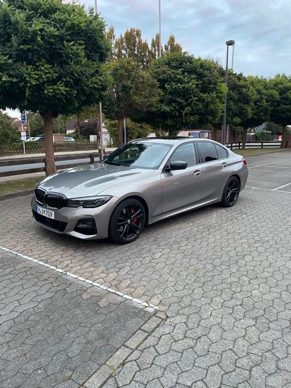 Grau Gebraucht 2020 BMW 320 Sport Line Limousine | 33.750 € (Teuer) - Bild 1/4