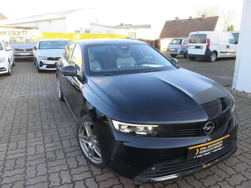 Schwarz perla nera/ Gebraucht 2024 Opel Astra Business Elegance Kleinwagen | 18.990 € (Superpreis) - Bild 1/4