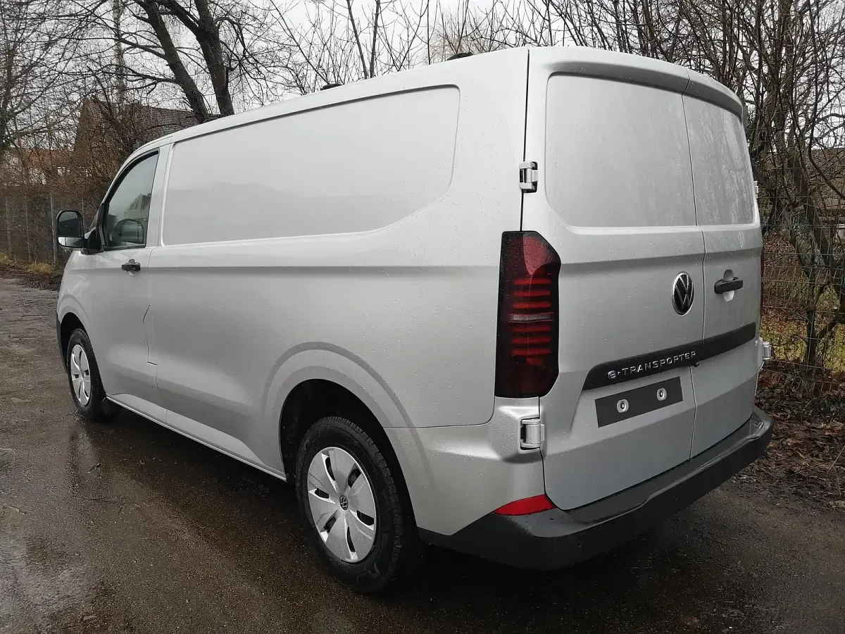 Neu VW T7 100 kW (136 PS) 2026 Grau (light grey metallic) Van