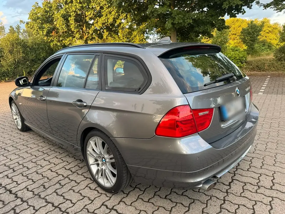 Gebraucht BMW 320 184 PS (135 kW) 2010 Grau Kombi