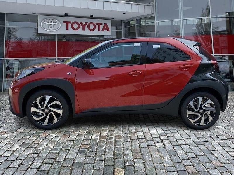 Neu Toyota Aygo 72 PS (52 kW) 2025 Chili red / night sky black Kleinwagen