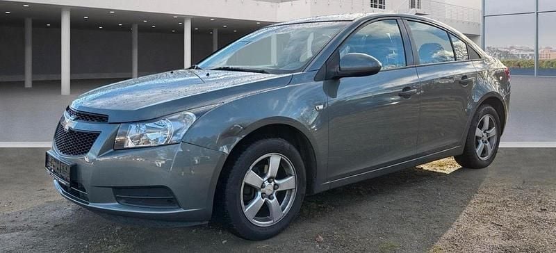 Grau Gebraucht 2010 Chevrolet Cruze Limousine | 3.200 € (Fairer Preis) - Bild 1/4