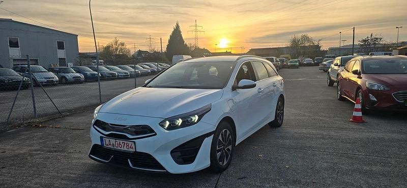 Weiß Gebraucht 2022 Kia Ceed Sportswagon Kombi | 15.790 € (Guter Preis) - Bild 1/4
