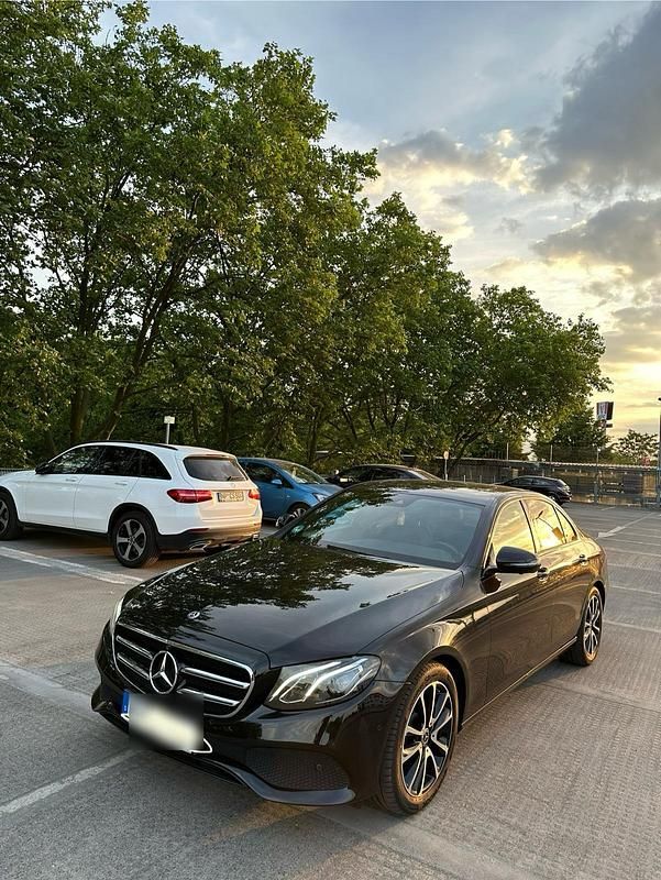 Schwarz Gebraucht 2017 Mercedes E220 Limousine | 24.000 € (Fairer Preis) - Bild 1/4