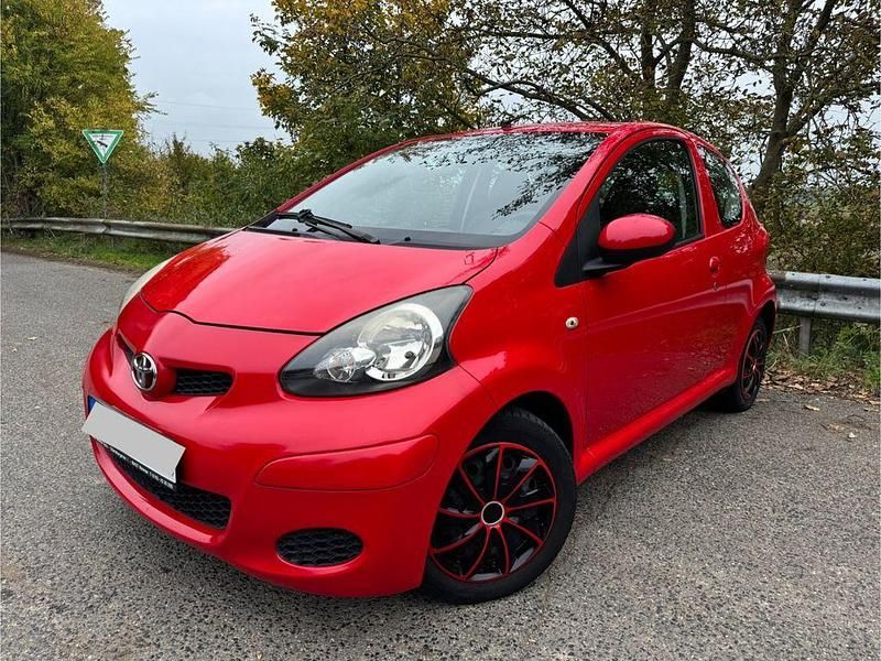 Rot Gebraucht 2009 Toyota Aygo Kleinwagen | 2.400 € (Guter Preis) - Bild 1/4