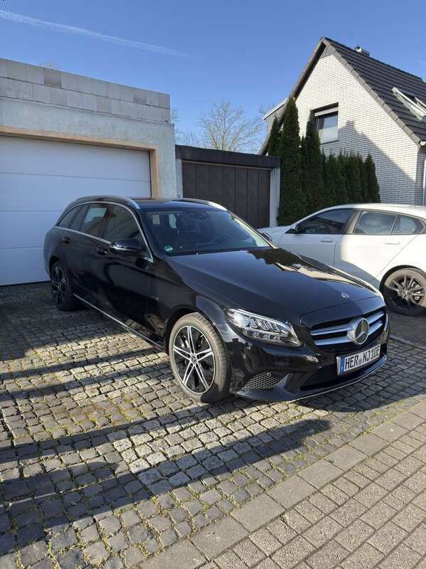 Schwarz Gebraucht 2020 Mercedes C300e Avantgarde Kombi | 25.800 € (Superpreis) - Bild 1/4