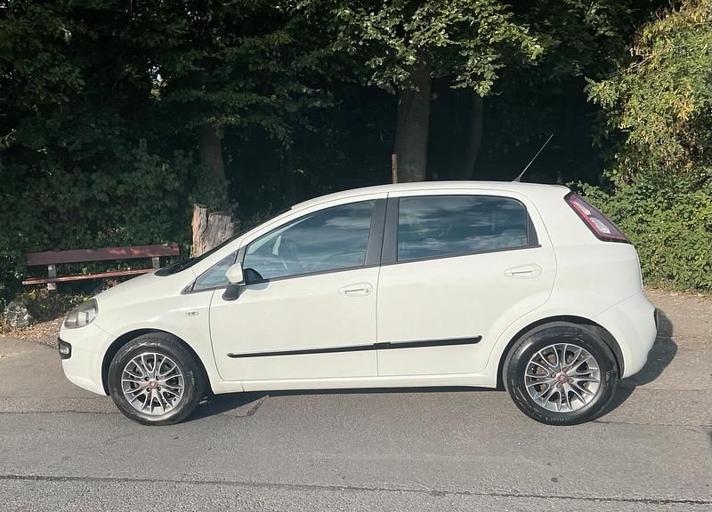 Weiß Gebraucht 2011 Fiat Punto Kleinwagen | 2.950 € (Teuer) - Bild 1/4