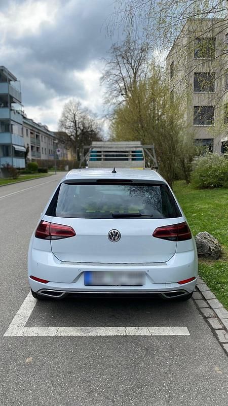Silber Gebraucht 2018 VW Golf Highline Limousine | 16.700 € (Etwas zu teuer) - Bild 1/4