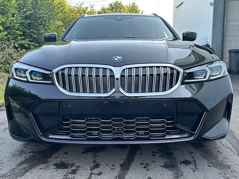 Schwarz Neu 2025 BMW 330e M Sport Kombi | 58.149 € - Bild 1/4