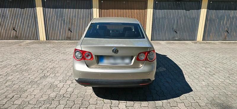 Second-hand VW Jetta 2006 Auriu Berlinǎ