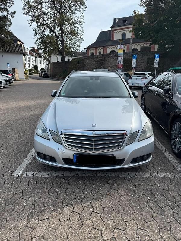 Silber Gebraucht 2010 Mercedes E220 Kombi | 5.500 € (Fairer Preis) - Bild 1/4