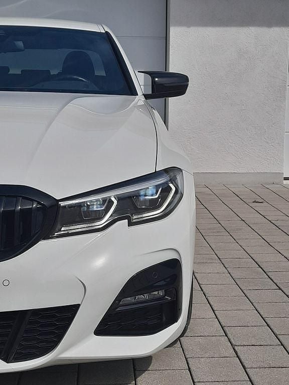 Weiß Gebraucht 2021 BMW 320 Performance Limousine | 31.999 € - Bild 1/4