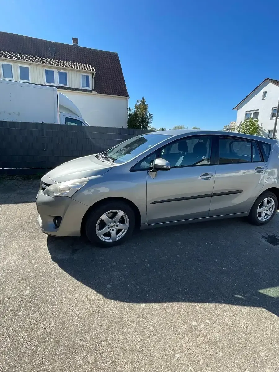 Gebraucht Toyota Verso 124 PS (91 kW) 2013 Grau Van / Kleinbus