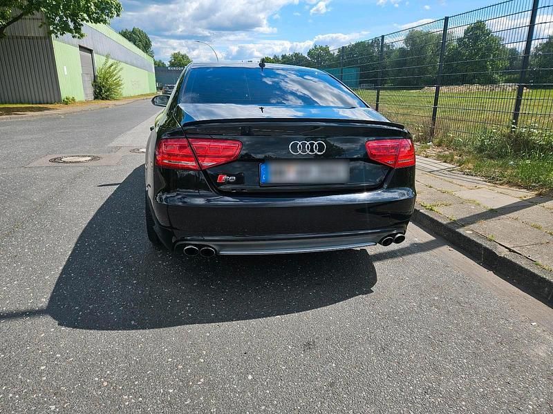 Schwarz Gebraucht 2012 Audi A8 Limousine | 17.500 € (Etwas zu teuer) - Bild 1/4